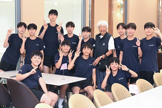 박신자 여사(뒷줄 오른쪽 4번째)가 2025 WKBL 국제 유소녀 농구 챔피언십 WITH BNK금융 리셉션에서 선수들과 기념촬영을 하고 있다. /사진=WKBL 제공