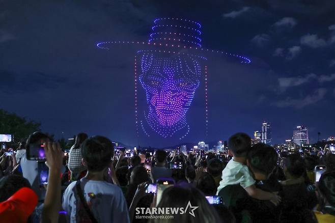(서울=뉴스1) 구윤성 기자 = 7일 오후 서울 광진구 뚝섬한강공원에서 열린 '2025 한강 불빛 공연(드론 라이트쇼)'에서 1,200여 대의 드론이 '케이팝데몬헌터스(케데헌)' 캐릭터들의 모습을 이루며 밤하늘을 수놓고 있다. 2025.9.7/뉴스1  Copyright (C) 뉴스1. All rights reserved. 무단 전재 및 재배포,  AI학습 이용 금지. /사진=(서울=뉴스1) 구윤성 기자