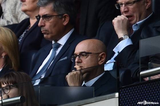 다니엘 레비(아래)가 관중석에서 토트넘 홋스퍼의 경기를 지켜보고 있다. /AFPBBNews=뉴스1