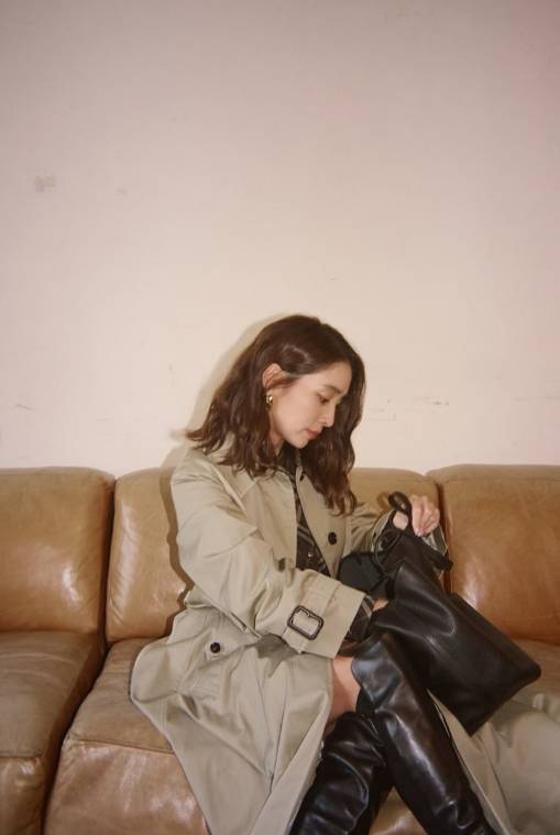 콘크리트벽 앞에 선 이민정, 논란 차단..예수상 명품백 사진 그 후