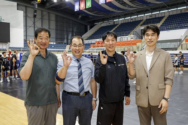 현장을 찾은 부산 성지고 정우승 교장(왼쪽에서 두 번째)과 부산시배구협회 김상수 전무이사(왼쪽), 부산시 교육청 박민섭 장학사(오른쪽). /사진=OK저축은행 배구단 제공