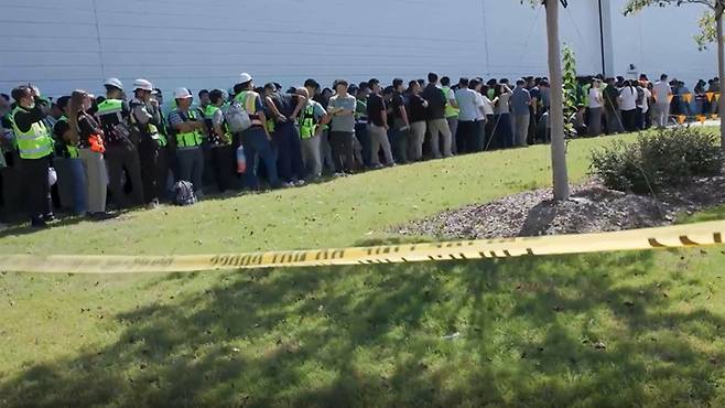 지난 4일(현지시간) 미국 정부의 불법체류자 단속으로 한국인 노동자 300여 명이 체포·구금됐다.[사진｜뉴시스]