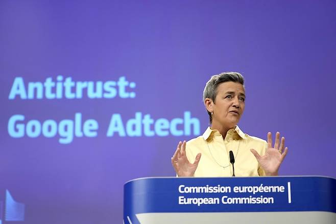 마르그레테 베스타게르 EU 경쟁 담당 집행위원이 2023년 벨기에 브뤼셀에 있는 EU 본부에서 구글과의 반독점 소송에 대해서 발언하고 있다. EU는 5일 구글에 4조원대 과징금을 부과했다. [사진 | 뉴시스]