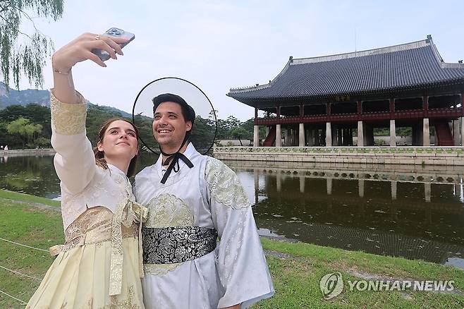 이게 바로 한국의 멋 (서울=연합뉴스) 서대연 기자 = 한국 문화 열풍이 이어지고 있는 가운데 지난달 31일 서울 종로구 경복궁에서 갓을 쓰고 한복을 입은 관광객이 기념사진을 찍고 있다. 2025.9.8 dwise@yna.co.kr