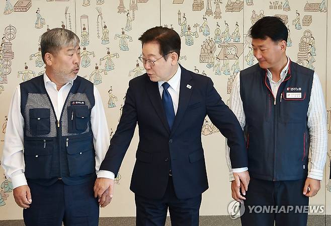 양대노총 위원장 만난 이재명 대통령 (서울=연합뉴스) 홍해인 기자 = 이재명 대통령이 4일 서울 용산 대통령실 청사에서 열린 양대노총 위원장과의 오찬 간담회에 참석해 김동명 한국노총 위원장(왼쪽), 양경수 민주노총 위원장과 기념촬영을 하며 손을 잡고 있다. 2025.9.4 hihong@yna.co.kr