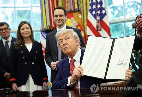 지난 5월 '원전 확대' 행정명령 서명한 트럼프 대통령 [EPA=연합뉴스 자료사진]