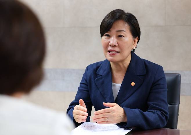 연합뉴스와 인터뷰하는 송미령 농식품부 장관 (서울=연합뉴스) 한종찬 기자 = 송미령 농식품부 장관이 4일 연합뉴스와 인터뷰를 하고 있다. 2025. 9. 7