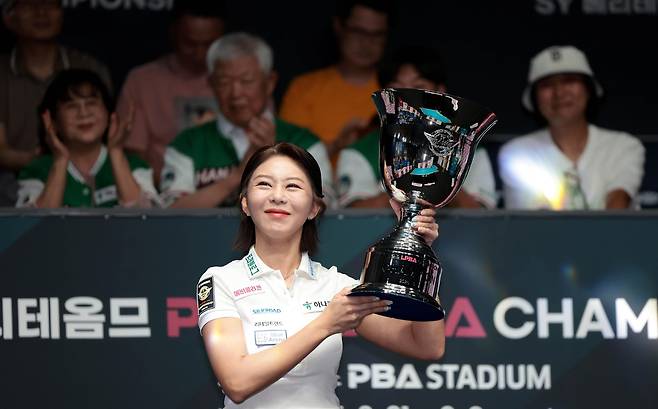 16번째 우승 트로피를 들어 올린 김가영 [PBA 제공. 재판매 및 DB 금지]