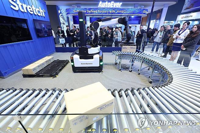 현대글로비스, 아시아 최초 스트레치 로봇 시연 (서울=연합뉴스) 김도훈 기자 = 12일 서울 강남구 코엑스에서 열린 '2025 스마트공장·자동화산업전(AW 2025)' 현대글로비스 부스에서 아시아최초로 물류로봇 '스트레치'를 시연하고 있다. 2025.3.12 superdoo82@yna.co.kr