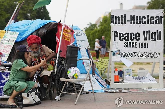 1981년 이후 백악관 앞 지키던 반핵 평화 시위 농성장 [AP=연합뉴스 자료사진. 재판매 및 DB 금지]
