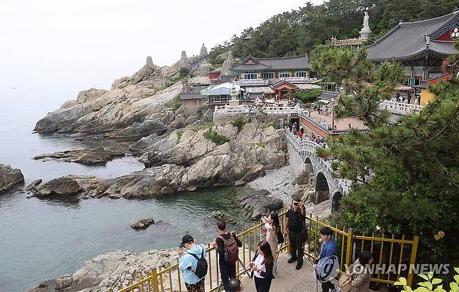 부산 인기 명소 해동용궁사 찾은 관광객들 [연합뉴스 자료사진]