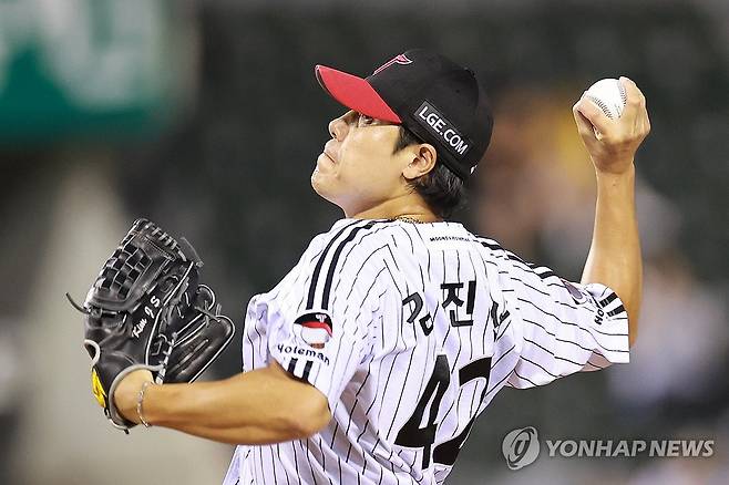 김진성 역투 (서울=연합뉴스) 신현우 기자 = 7일 서울 잠실야구장에서 열린 프로야구 2025 신한 SOL 뱅크 KBO리그 두산 베어스와 LG 트윈스의 경기.
    6회초 무사 만루 두산 정수빈 타석 때 LG 두번째 투수 김영우와 교체된 김진성이 역투하고 있다. 2025.8.7 nowwego@yna.co.kr