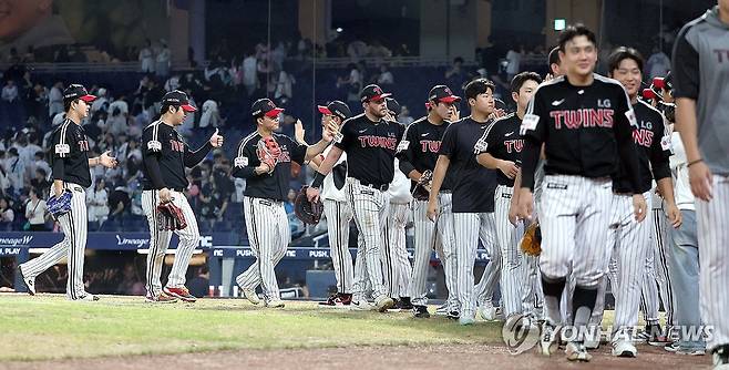 1위 LG, NC 상대로 4대 3 승리 (창원=연합뉴스) 김동민 기자 = 28일 경남 창원NC파크에서 열린 프로야구 2025 신한 SOL 뱅크 KBO리그 LG 트윈스와 NC다이노스 경기. NC에 4대 3으로 승리한 LG 선수단이 그라운드에서 하이파이브하며 퇴장하고 있다. 2025.8.28 image@yna.co.kr