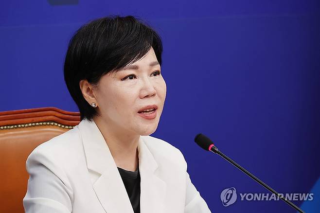 발언하는 전현희 총괄위원장 (서울=연합뉴스) 박동주 기자 = 31일 서울 여의도 국회에서 더불어민주당 3대특검 종합대응특위 총괄위원장 전현희 최고위원이 기자회견을 하고 있다. 2025.8.31 pdj6635@yna.co.kr