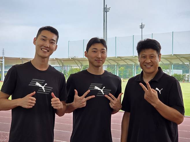 도쿄 세계선수권 준비하는 우상혁, 유규민, 김도균 감독 (진천=연합뉴스) 하남직 기자 = 도쿄 세계육상선수권을 앞두고 훈련 중인 우상혁(왼쪽)과 유규민(가운데), 김도균 감독이 8일 진천선수촌에서 연합뉴스와 인터뷰하고 있다.