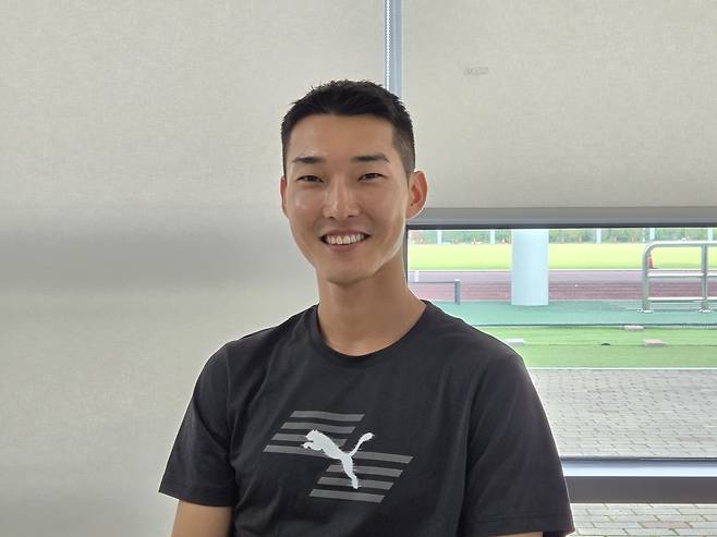 인터뷰하는 우상혁 (진천=연합뉴스) 하남직 기자 = 도쿄 세계육상선수권을 앞두고 훈련 중인 우상혁이 8일 진천선수촌에서 연합뉴스와 인터뷰하고 있다.