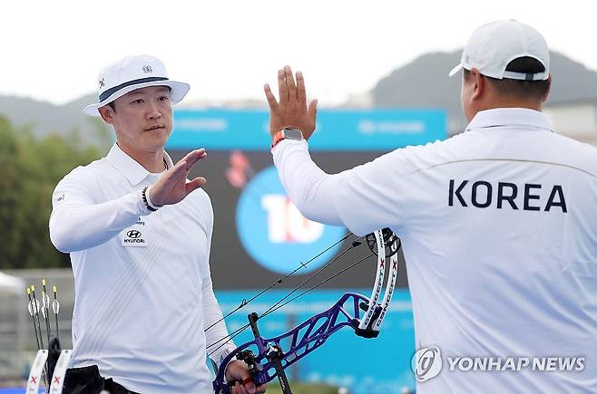 정의수 감독과 하이파이브하는 최용희 (광주=연합뉴스) 김성민 기자 = 8일 광주 동구 국립아시아문화전당 5·18민주광장에서 열린 2025 세계양궁선수권대회 남자 컴파운드 개인전 4강에서 대한민국 최용희가 정의수 감독과 하이파이브하고 있다. 2025.9.8 ksm7976@yna.co.kr