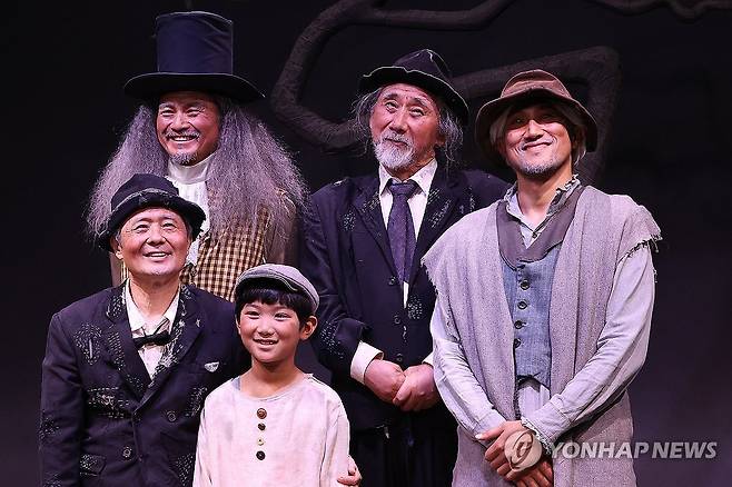 연극 '고도를 기다리며' 주역들 (서울=연합뉴스) 강민지 기자 = 8일 서울 마포구 소극장 산울림에서 열린 개관 40주년 기념 공연 연극 '고도를 기다리며' 프레스콜에서 배우들이 포즈를 취하고 있다. 2025.9.8 mjkang@yna.co.kr