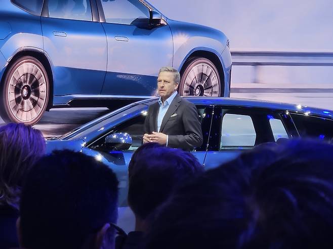 뉴 iX3 공개하는 올리버 집세 BMW그룹 회장  [촬영 김보경]