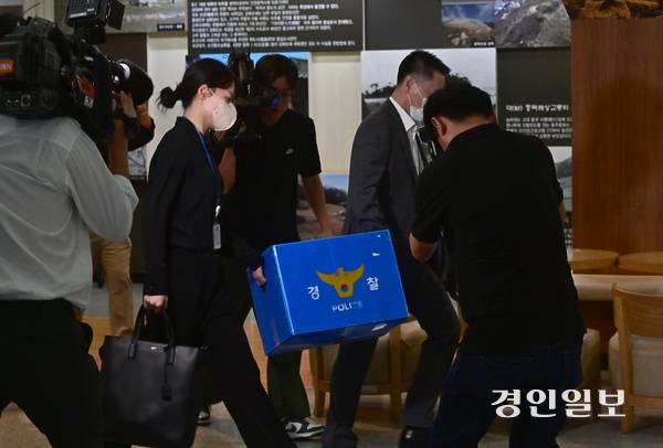 9일 오전 인천시 남동구 인천시청 본관에서 인천경찰청 관계자들이 압수수색 물품을 가지고 이동 하고 있다. 2025.9.9 /조재현기자 jhc@kyeongin.com