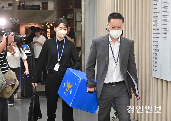 9일 오전 인천시 남동구 인천시청 본관에서 인천경찰청 관계자들이 압수수색 물품을 가지고 이동 하고 있다. 2025.9.9 /조재현기자 jhc@kyeongin.com