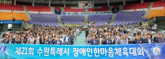▲ 9일 오후 수원시 장안구 수원종합운동장에서 열린 '제21회 수원특례시 장애인 한마음 체육대회'에서 이재준 수원시장, 이재식 수원시의회 의장 및 참석 내빈들이 기념촬영을 하고 있다./전광현 기자 maggie@incheonilbo.com