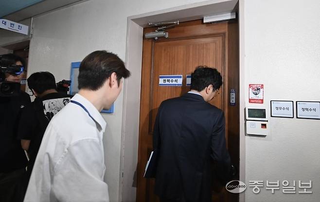 인천경찰청 반부패1계가 9일 유정복 인천시장의 대선 후보 경선 캠프에서 활동한 공무원 등에 대한 공직선거법 위반 혐의 수사를 위해 인천시청 정무수석실을 압수수색을 하고 있다. 정선식기자