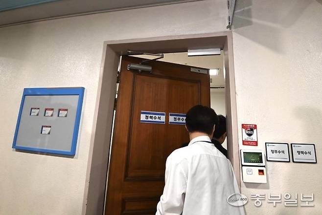 인천경찰청 반부패1계가 9일 유정복 인천시장의 대선 후보 경선 캠프에서 활동한 공무원 등에 대한 공직선거법 위반 혐의 수사를 위해 인천시청 정무수석실을 압수수색을 하고 있다. 정선식기자