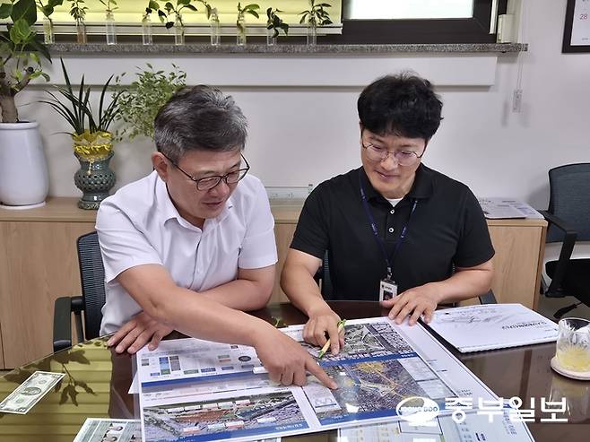 (사진 왼쪽부터)수원시 김태관 도시개발국장과 류제준 도시재생과 도시재생정책팀장이 수원 영화지구와 관련한 사업 계획서를 살펴보고 있다. 강현수기자