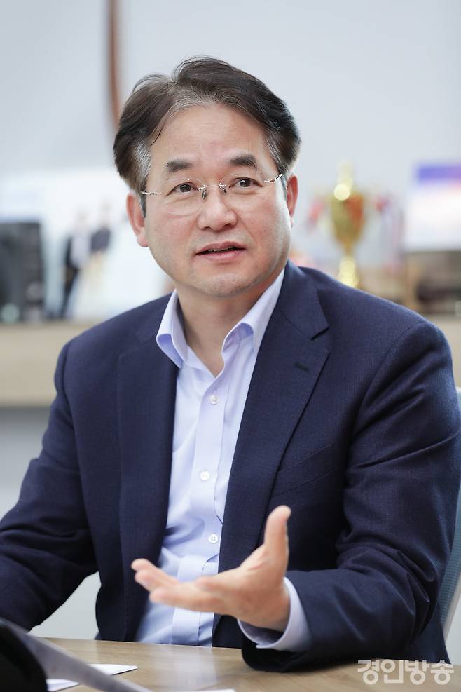이동환 고양특례시장이 8일 경인방송과 단독 인터뷰를 갖고 있다. [사진=고양시]