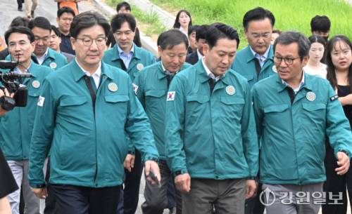 ◇국민의힘 장동혁 대표 등 당 지도부가 9일 강릉시 홍제정수장을 방문해 김진태 강원특별자치도지사, 김시성 도의장, 권성동 이철규 이양수 유상범 한기호 박정하 국회의원, 김홍규 강릉시장 등 관계자들과 지역 가뭄 대응 운반급수 현황을 점검하고 있다. 강릉=권태명기자