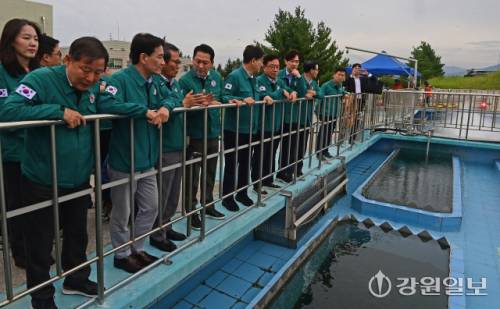 국민의힘 장동혁 대표 등 당 지도부가 9일 강릉시 홍제정수장을 방문해 김진태 강원특별자치도지사, 김시성 도의장, 권성동 이철규 이양수 유상범 한기호 박정하 국회의원, 김홍규 강릉시장 등 관계자들과 지역 가뭄 대응 운반급수 현황을 점검하고 있다. 강릉=권태명기자