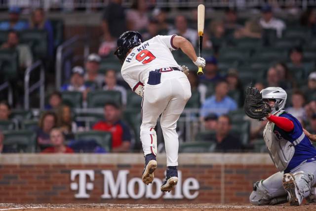 애틀랜타 브레이브스의 김하성이 9일 미국 조지아주 애틀랜타의 트루이스파크에서 열린 MLB 시카고 컵스와의 경기 8회말 투수가 던진 공을 피하려다 몸에 맞고 있다. 연합뉴스