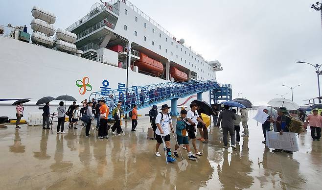 포항~울릉도를 운항하는 울릉크루즈에 탑승한 승객들이 하선을 하고 있다. /김두한 기자