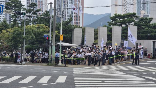 8일 낮 부산지검 앞에서 손현보 목사 구속영장 청구를 규탄하는 집회가 열리고 있다. 이우영 기자 verdad@busan.com
