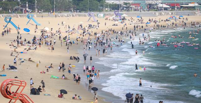 해운대해수욕장이 연장개장하고 첫 주말을 맞은 7일 부산 해운대해수욕장이 피서객들로 붐비고 있다. 김종진 기자 kjj1761@