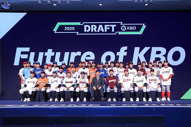 지난해 9월에 열린 2025 KBO 신인 드래프트 기념사진. <삼성 라이온즈 제공>