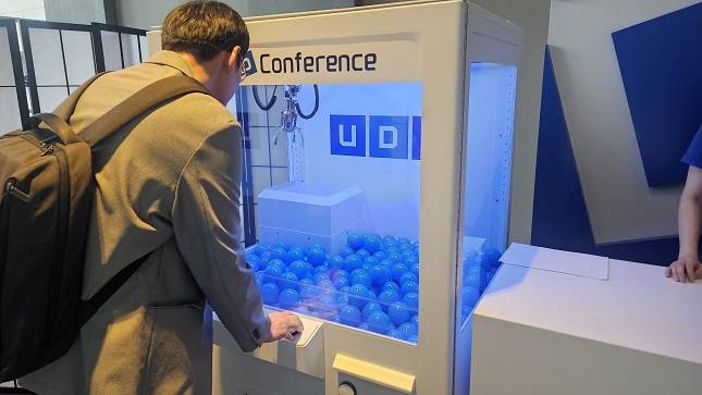 한 관람객이 9일 서울 강남구 인터컨티넨탈호텔에서 개최된 'UDC 2025' 이벤트에 참여하고 있다. /사진=비즈워치