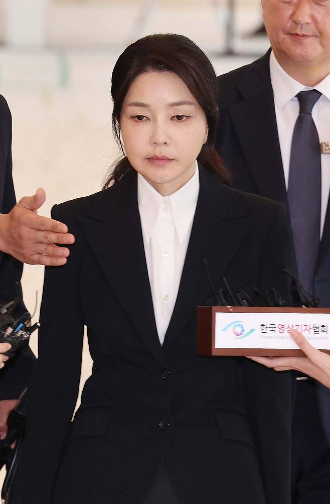 도이치모터스 주가조작 연루 의혹 등을 받는 김건희 여사가 지난달 6일 오전 서울 종로구 김건희 특검팀(특별검사 민중기)사무실에 피의자 신분으로 소환되고 있다. 사진=뉴시스