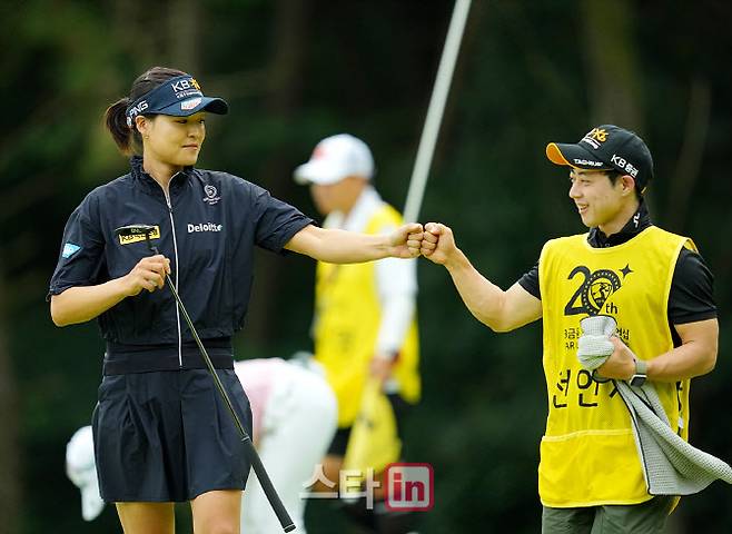 전인지가 1번홀에서 홀아웃한 뒤 캐디와 주먹을 맞대고 있다. (사진=이데일리 골프in 조원범 기자)