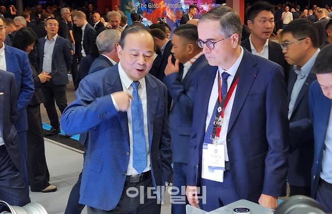 프랑수아 프로보 르노그룹 회장(오른쪽)과 로빈 쩡 CATL 회장 겸 CEO가 8일(현지시간) 독일 뮌헨 ‘IAA 모빌리티 2025’ 전시장에 마련된 CATL 부스를 살펴보고 있다 (사진=이데일리 이배운 기자)