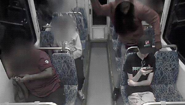 지난달 22일(현지시간) 미국 노스캐롤라이나주 샬럿의 경전철에서 살해된 우크라이나 난민 이리나 자루츠카(오른쪽 아래)의 사건 직전 모습.(사진=샬럿 교통 시스템)