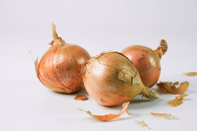 양파를 꾸준히 섭취하면 손발 저림 증상 완화에도 효과를 볼 수 있다. [사진=게티이미지뱅크]