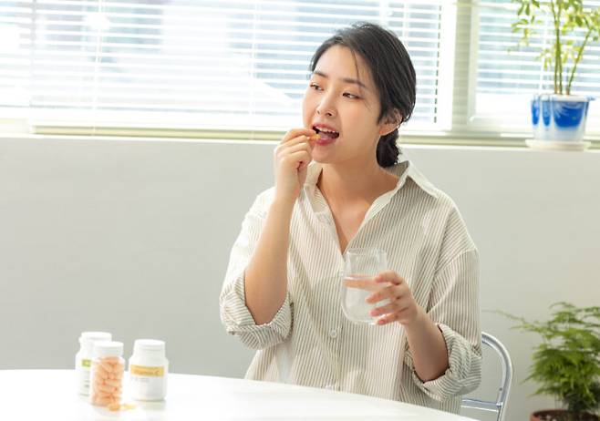 술을 먹기 전후로 진통제를 복용하면 건강에 악영향을 끼칠 수 있다.[사진=클립아트코리아]