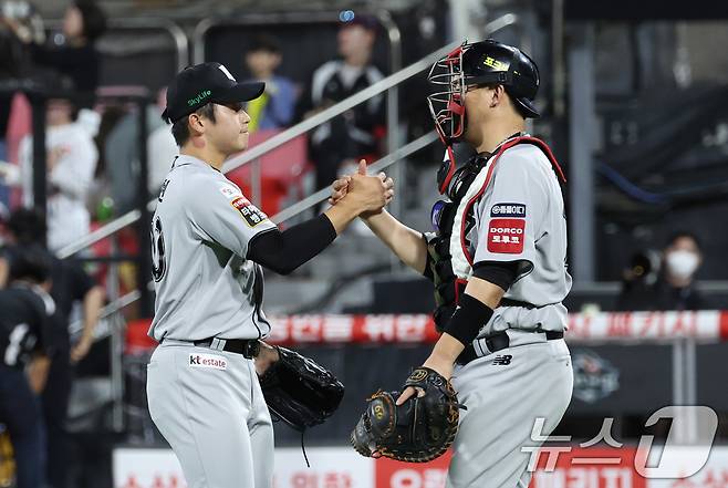 KT 장성우(오른쪽)와 박영현. /뉴스1 DB ⓒ News1 박지혜 기자