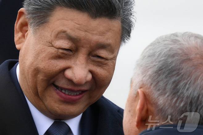 시진핑 중국 국가주석이 22일(현지시간) 카잔에서 열리는 브릭스 정상회담에 참석하기 위해 공항에 도착해 환영을 받고 있다. 2024.10.23 ⓒ AFP=뉴스1 ⓒ News1 우동명 기자