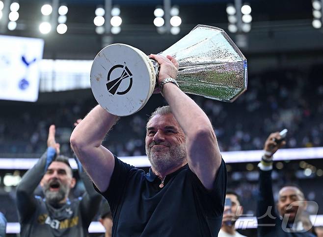 토트넘의 2024-25시즌 UEFA 유로파리그 우승을 이끌었던 엔제 포스테코글루 감독. ⓒ AFP=뉴스1