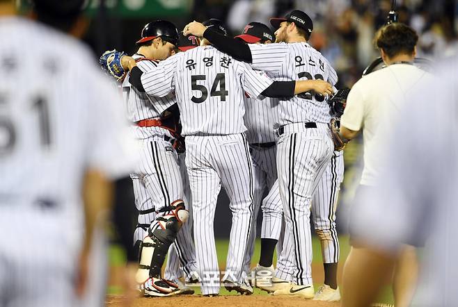 LG 선수들이 2일 잠실구장에서 열린 2025 KBO리그 롯데와 경기에서 3-2로 승리한 뒤 세리머니를 하고 있다. 잠실 | 박진업 기자 upandup@sportsseoul.com