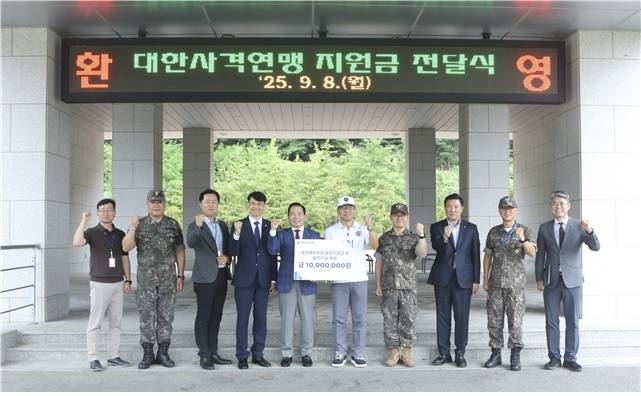 대한사격연맹 회장단이 국군체육부대 사격선수단을 방문해 격려했다. 지원금 1000만원도 전달했다. 사진 | 대한사격연맹