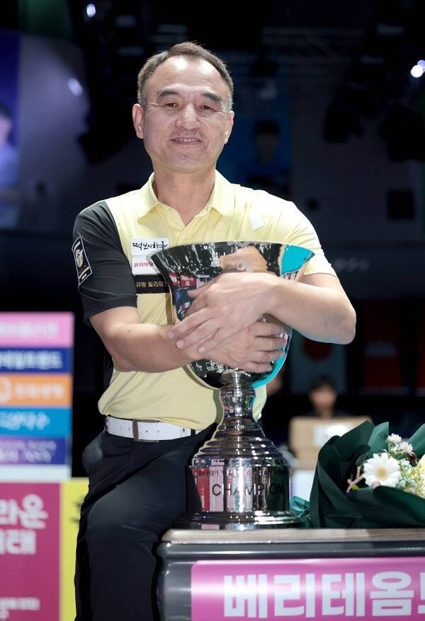 8일 경기도 고양시 고양 킨텍스 PBA 스타디움'에서 열린 2025-26시즌 4차투어 'SY 베리테옴므 PBA-LPBA 챔피언십' 우승을 차지한 이승진이 기뻐하고 있다. /사진=PBA